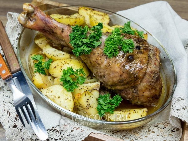 Голень индейки, запеченная с пряным картофелем, рецепт с фото