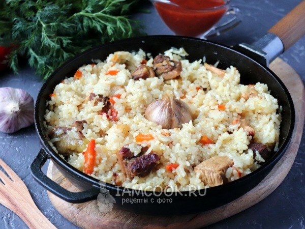 Рассыпчатый плов с курицей на сковороде, рецепт с фото