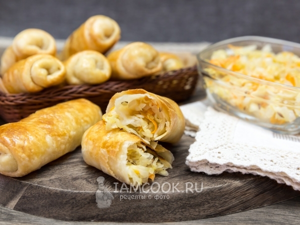 Постные слоеные пирожки с квашеной капустой, рецепт с фото