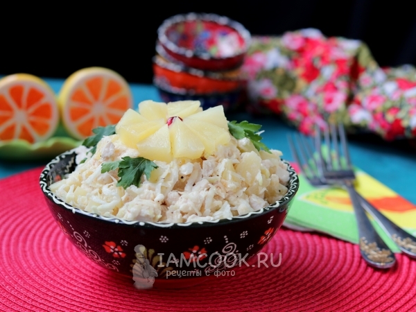 Салат с ананасом, куриной грудкой и сельдереем, рецепт с фото