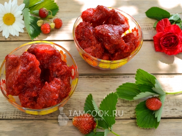 Перетертая клубника с сахаром, замороженная на зиму, рецепт с фото