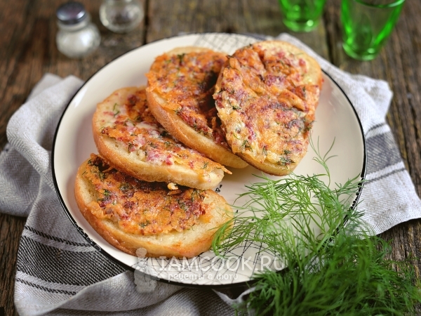 Бутерброды с сыром и колбасой на сковороде, рецепт с фото