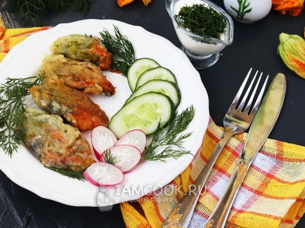 Цветы кабачков в кляре (с сырной начинкой), рецепт с фото