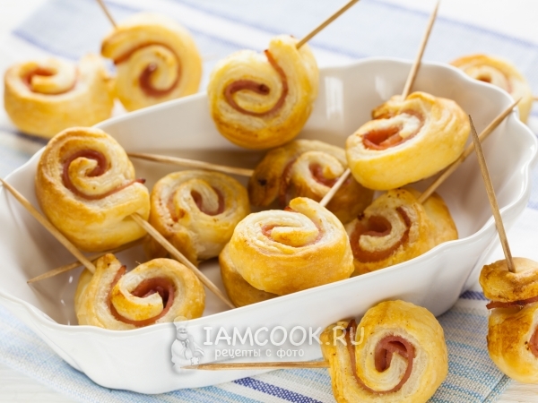 Рулетики из слоеного теста с ветчиной, рецепт с фото