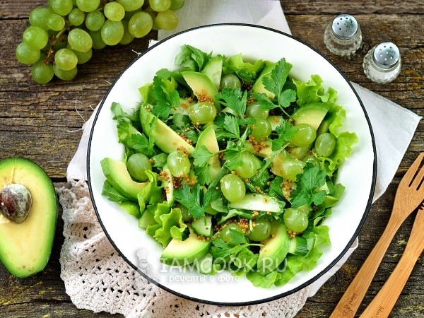 Салат с грецкими орехами и виноградом, рецепт с фото