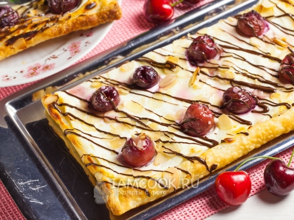 Пирог из слоеного теста с черешней, рецепт с фото