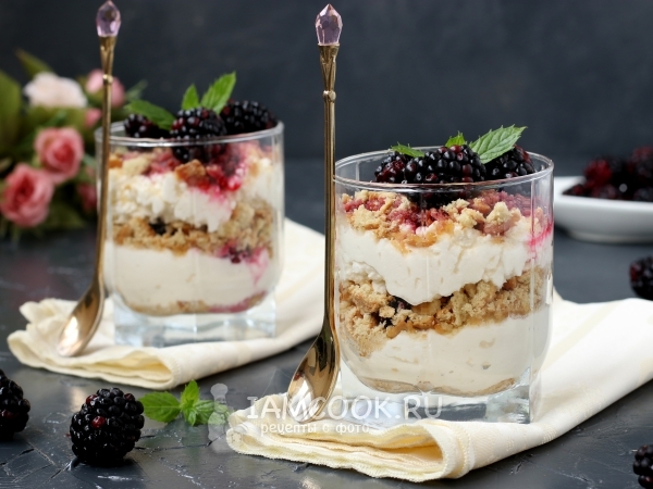 Творожный десерт с ежевикой и печеньем, рецепт с фото