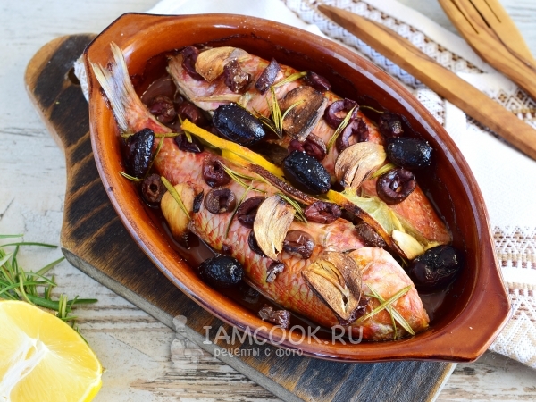 Барабулька, запеченая с розмарином, лимоном и оливками, рецепт с фото