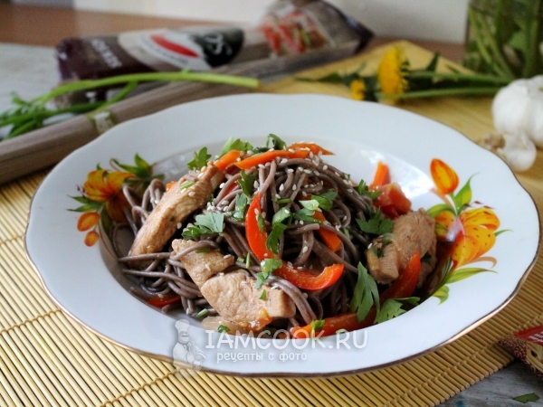 Гречневая лапша с курицей и овощами, рецепт с фото