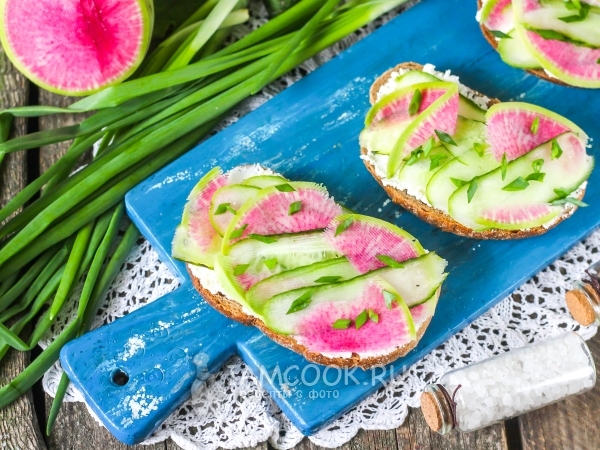 Бутерброды с творожным сыром и огурцом, рецепт с фото