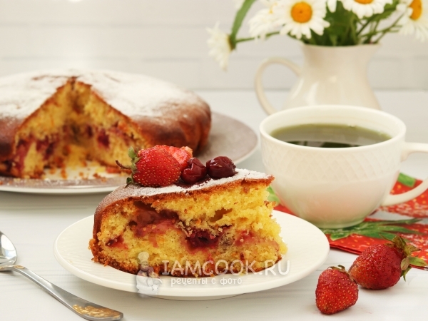 Пирог с вишней и клубникой, рецепт с фото