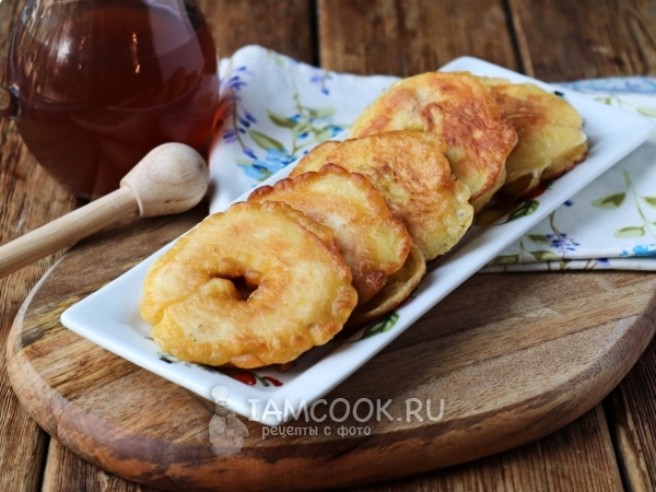 Яблоки в кляре на сковороде, рецепт с фото