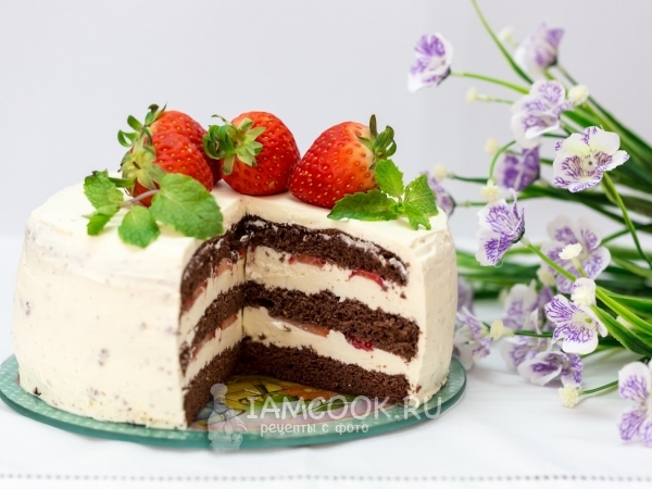 Бисквитный торт с клубникой и взбитыми сливками, рецепт с фото