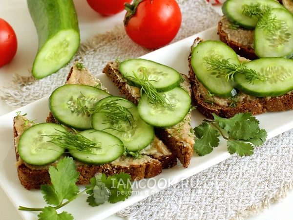Бутерброды с икрой сельди и огурцом, рецепт с фото