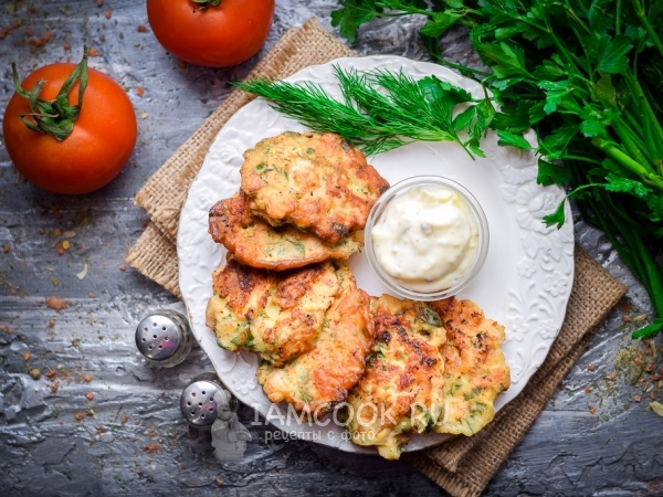 Рубленные куриные оладьи с беконом и зеленью, рецепт с фото