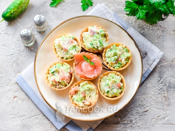 Салат из красной рыбы, огурца и сыра в тарталетках, рецепт с фото