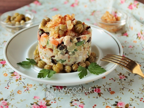 Салат с копченой курицей и черносливом, рецепт с фото