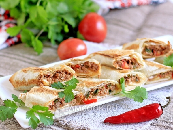Рулетики из лаваша с мясом и овощами, рецепт с фото