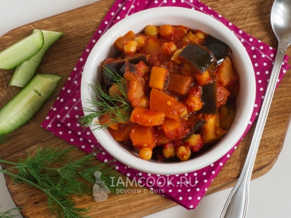 Тушеная тыква с баклажаном и нутом, рецепт с фото