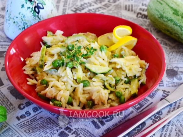 Орзо с цуккини и горошком в сливочном соусе, рецепт с фото