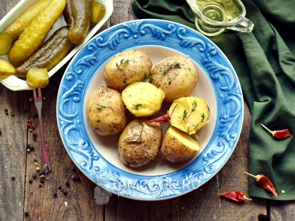 Целый картофель со специями в микроволновой печи, рецепт с фото