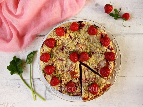 Пирог с ревенем и клубникой, рецепт с фото