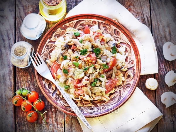 Салат с курицей, шампиньонами и пекинской капустой, рецепт с фото