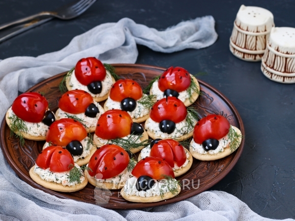Закуска на крекерах «Божьи коровки» (с творогом), рецепт с фото