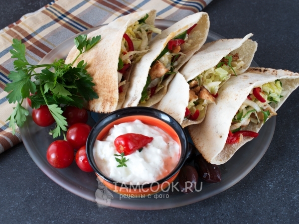 Арабская пита с курицей и овощами, рецепт с фото