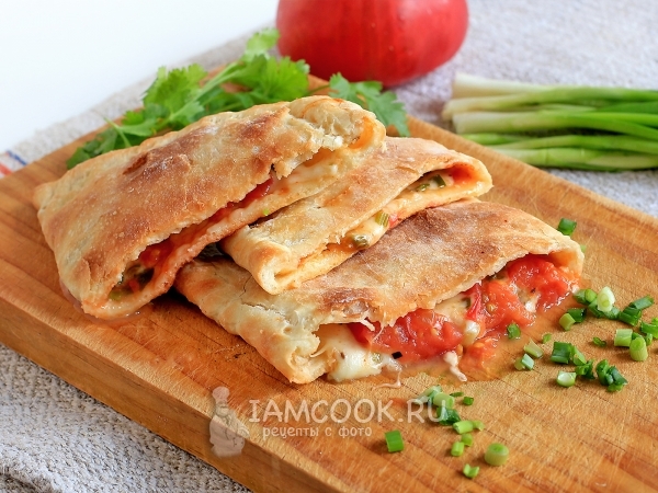 Кальцоне с помидорами, сыром и зеленым луком, рецепт с фото