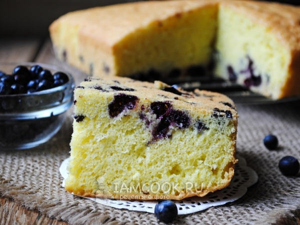 Бисквитный пирог с черникой, рецепт с фото