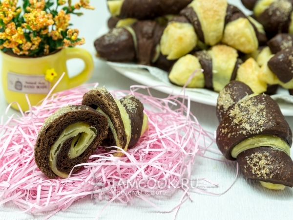 Круассаны из слоеного и дрожжевого теста, рецепт с фото