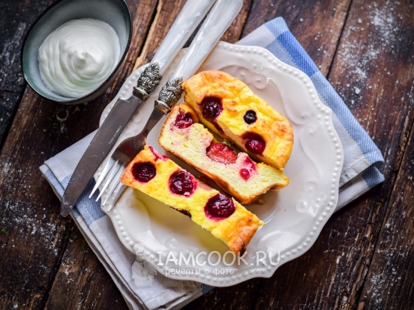 Творожная запеканка с вишней и манкой, рецепт с фото