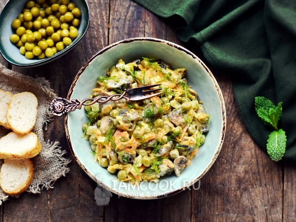 Салат с шампиньонами и зеленым горошком, рецепт с фото