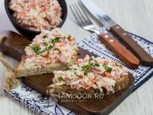 Бутерброды с крабовыми палочками, помидором и чесноком, рецепт с фото