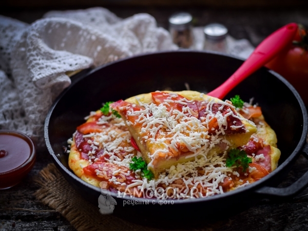 Пицца из жидкого теста на сковороде, рецепт с фото