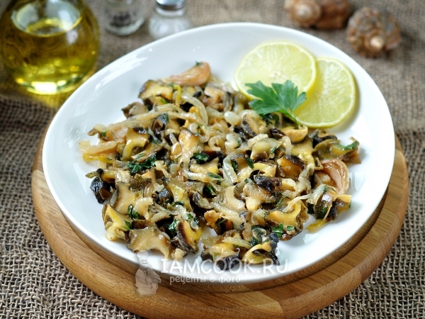 Жареные рапаны с луком, рецепт с фото