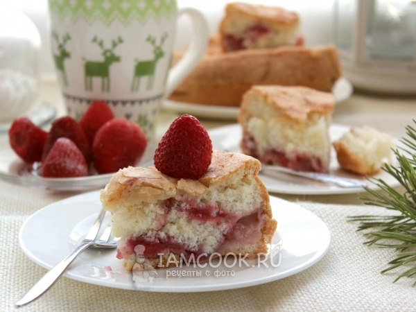 Шарлотка с замороженной клубникой, рецепт с фото