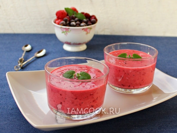 Смузи с ягодами, имбирем и овсянкой, рецепт с фото