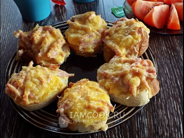 Горячие бутерброды с ветчиной и сыром в духовке, рецепт с фото