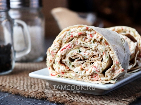 Закуска из лаваша с крабовыми палочками, рецепт с фото