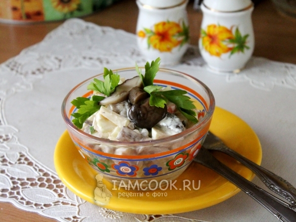 Салат с маринованными грибами, яблоком и сыром, рецепт с фото