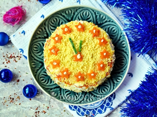 Салат «Новогодние часы» с печенью трески, рецепт с фото