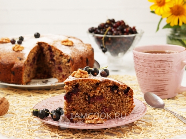 Ореховый пирог с чёрной смородиной, рецепт с фото
