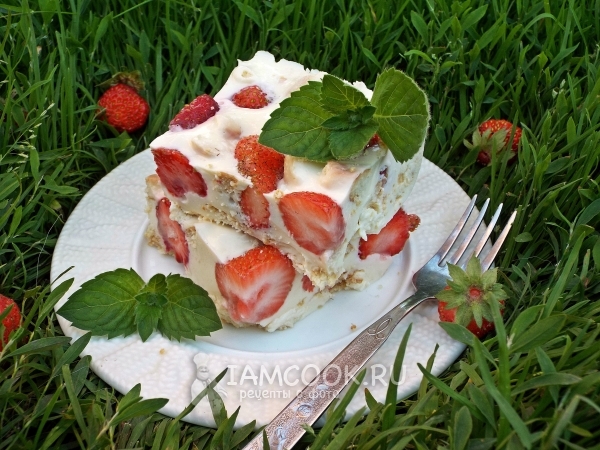 Сметанный десерт с клубникой и печеньем, рецепт с фото