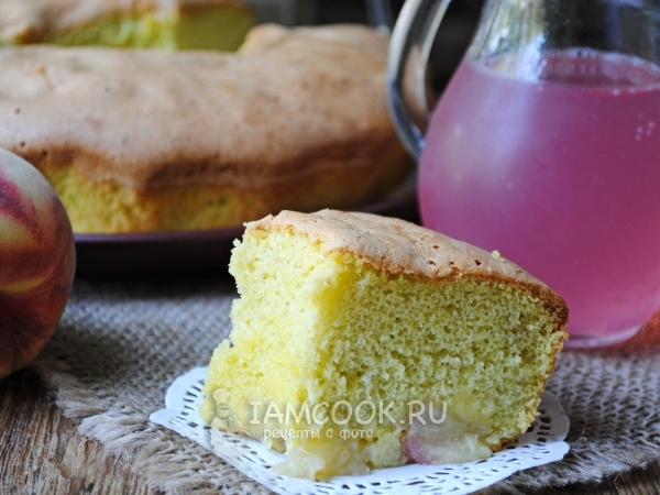 Шарлотка с персиками в духовке, рецепт с фото