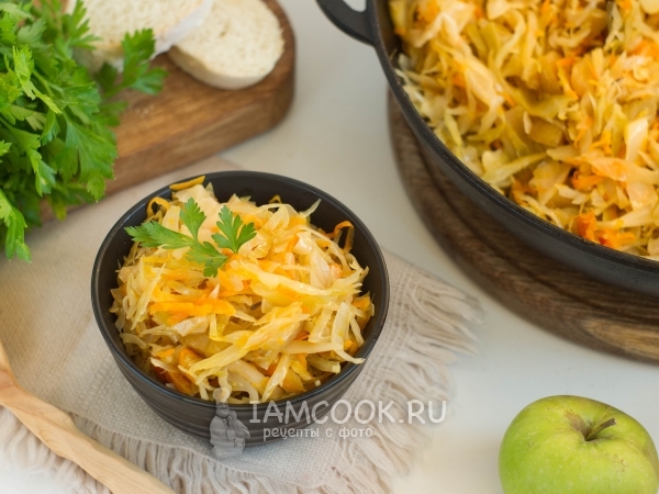 Тушёная капуста с яблоками и тмином, рецепт с фото