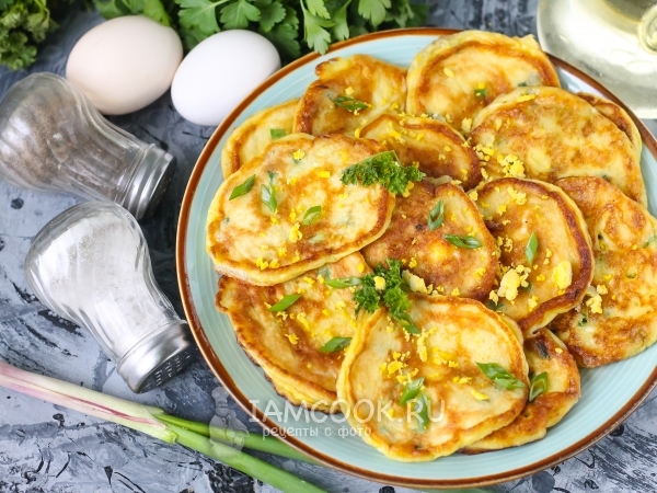 Оладьи с зелёным луком и яйцом на кефире, рецепт с фото