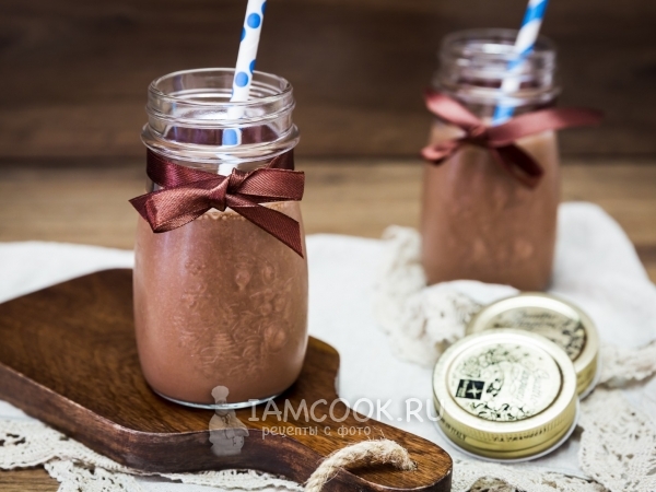 Творожный смузи с бананом и какао, рецепт с фото