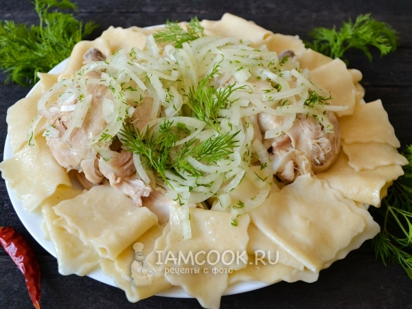 Бешбармак из целой курицы с маринованным луком, рецепт с фото